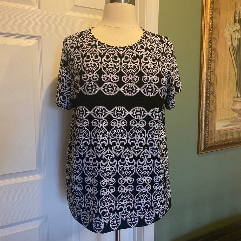East 5th Woman black and white patterned knit top